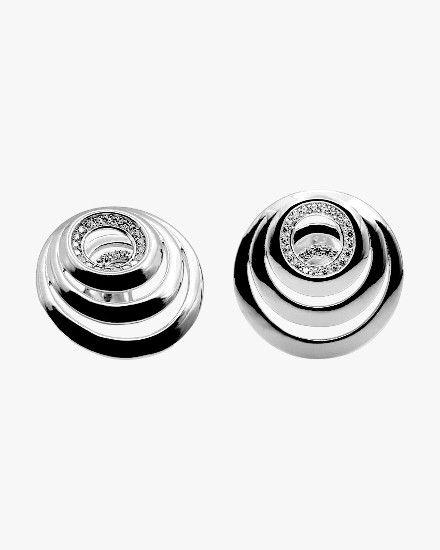 Pendientes originales estilo caracola con circonitas