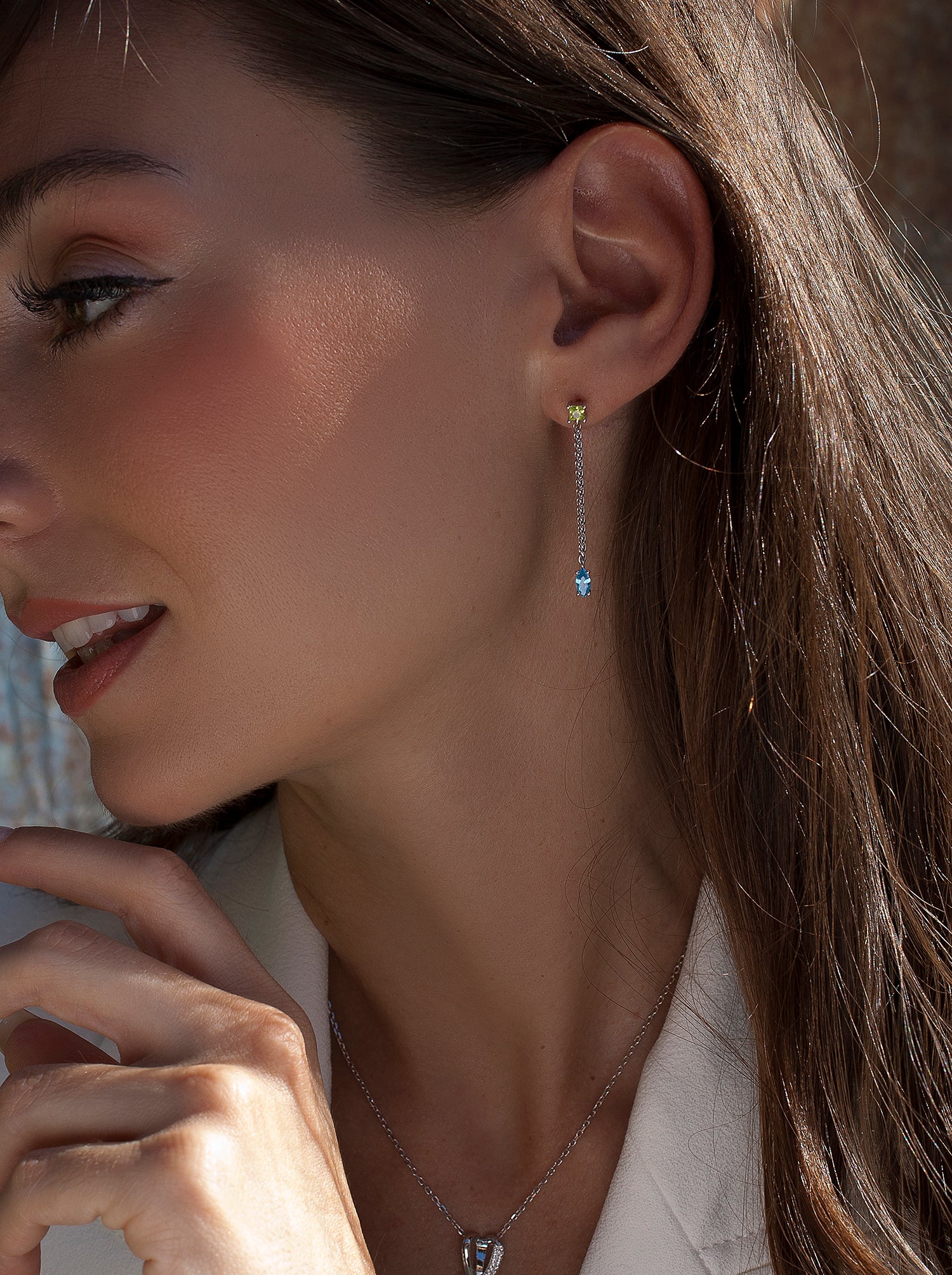 Pendientes largos estilo cadenas con gemas multicolor