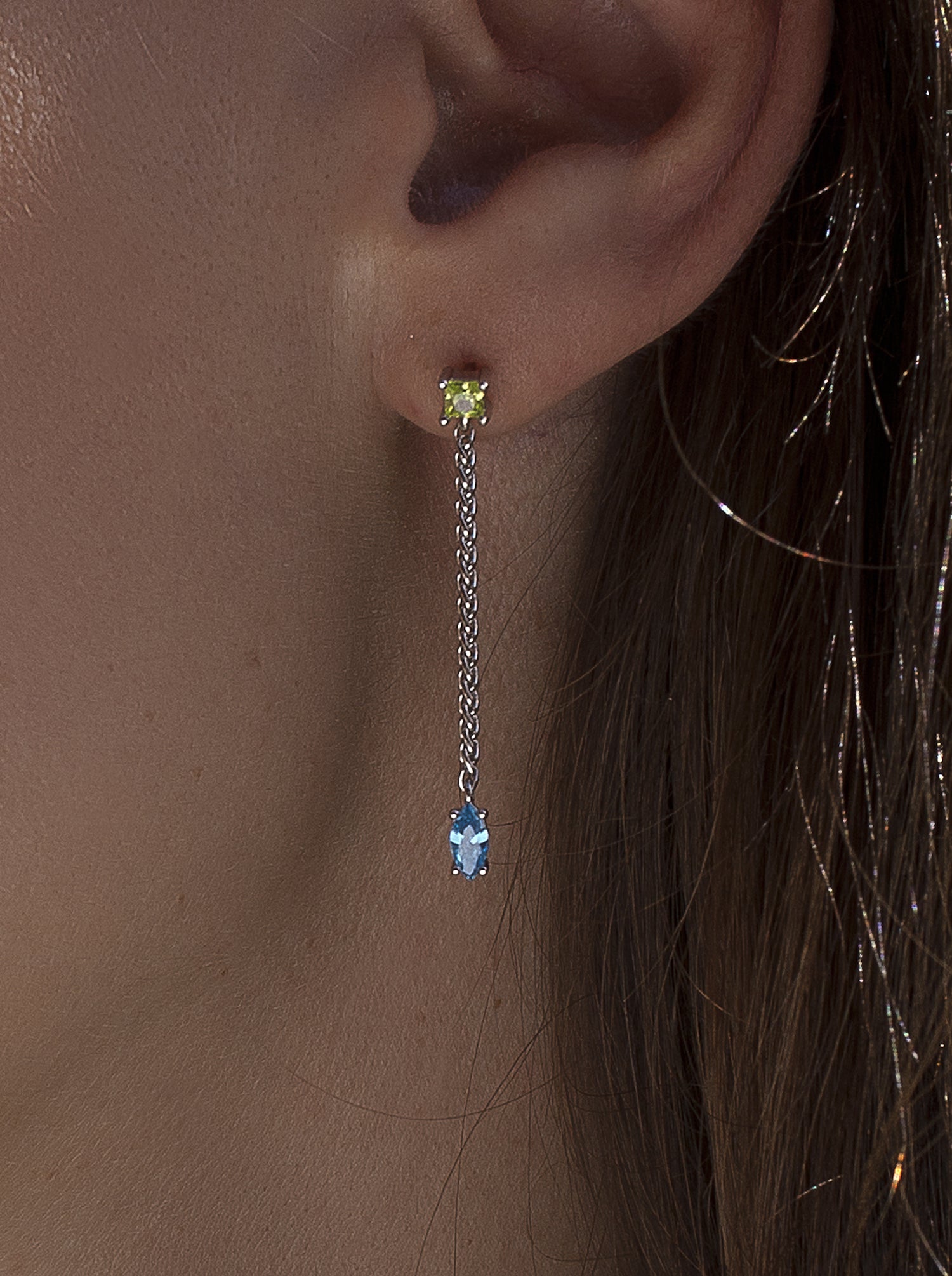 Pendientes largos estilo cadenas con gemas multicolor