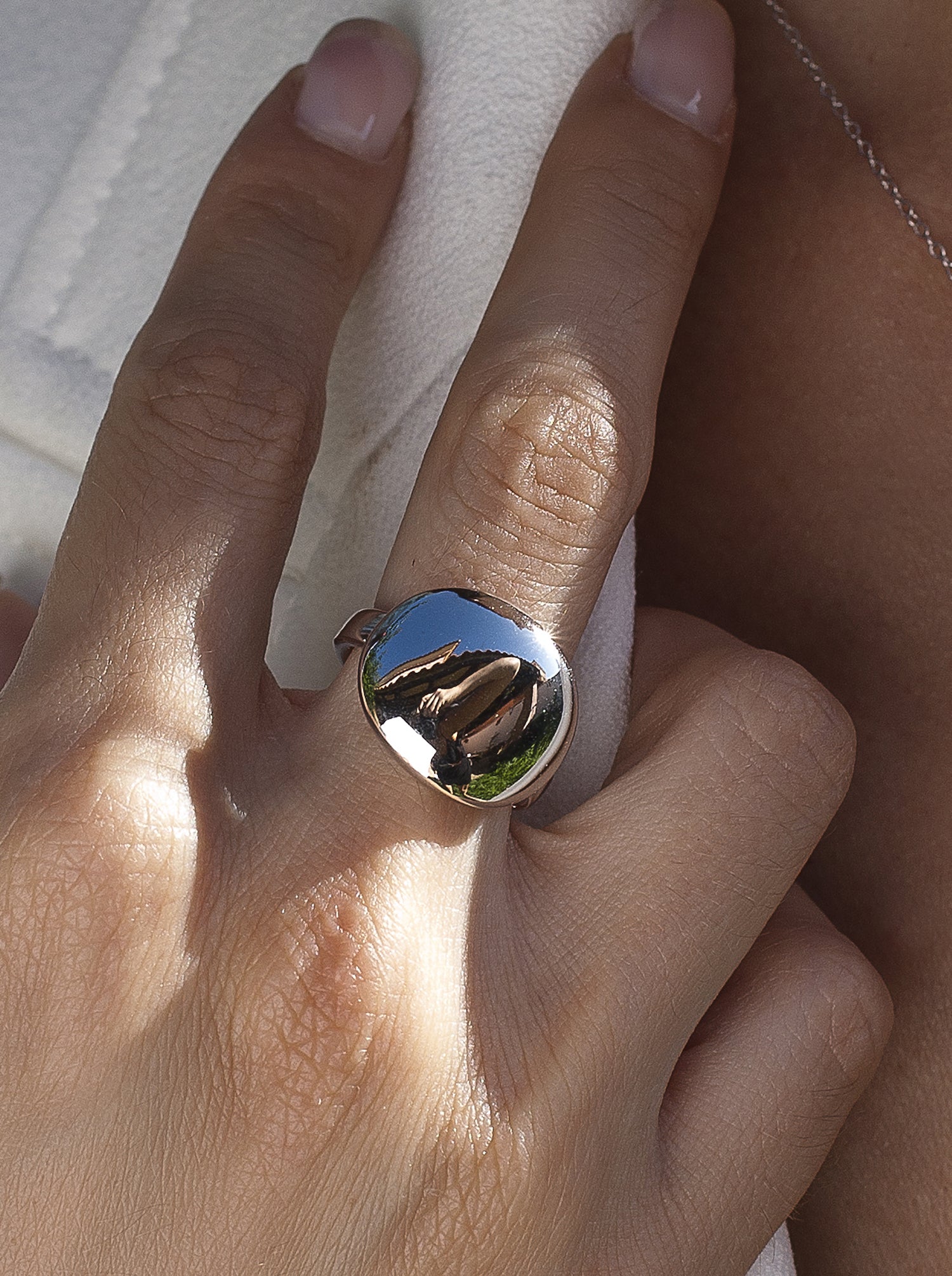 Anillos grandes de plata lisa de diseño redondo