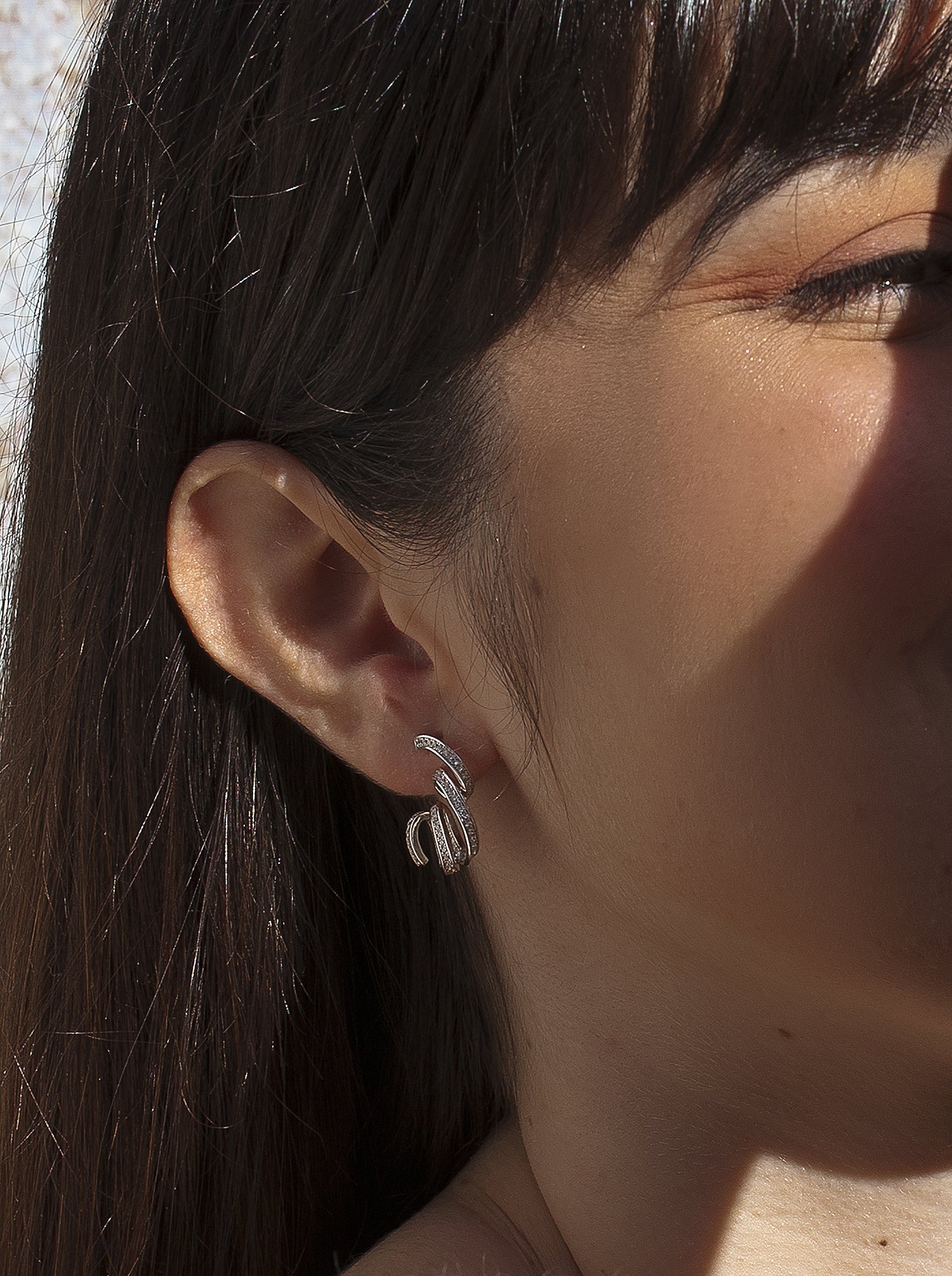 Pendientes originales diseño serpentina con circonitas