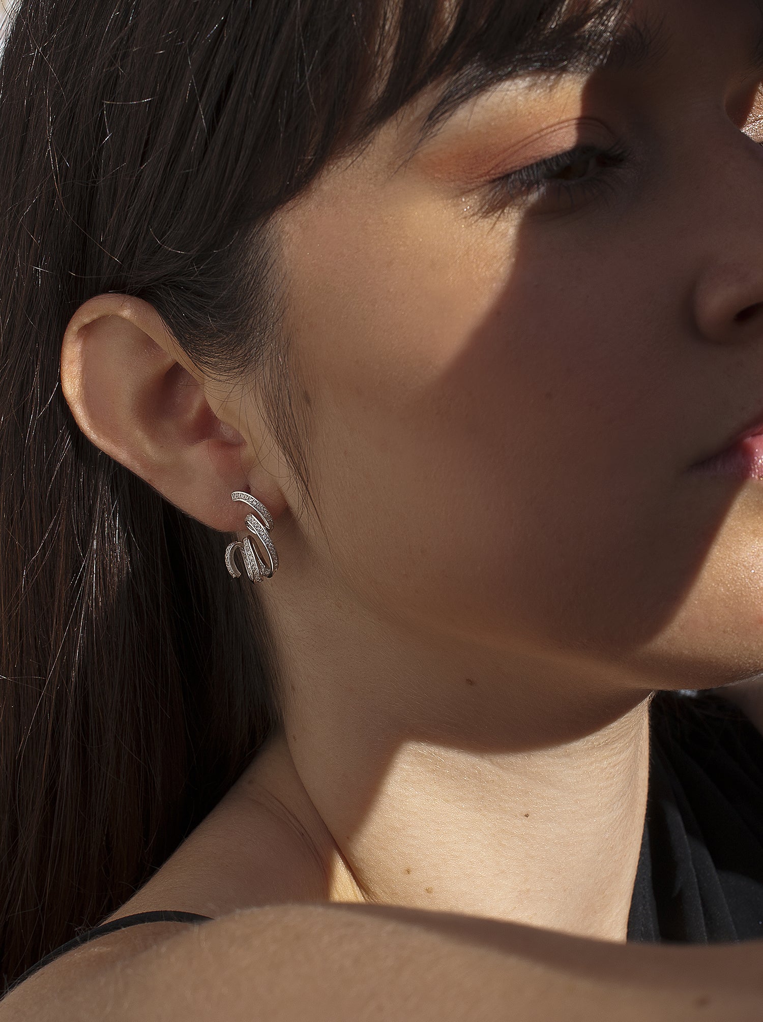 Pendientes originales diseño serpentina con circonitas