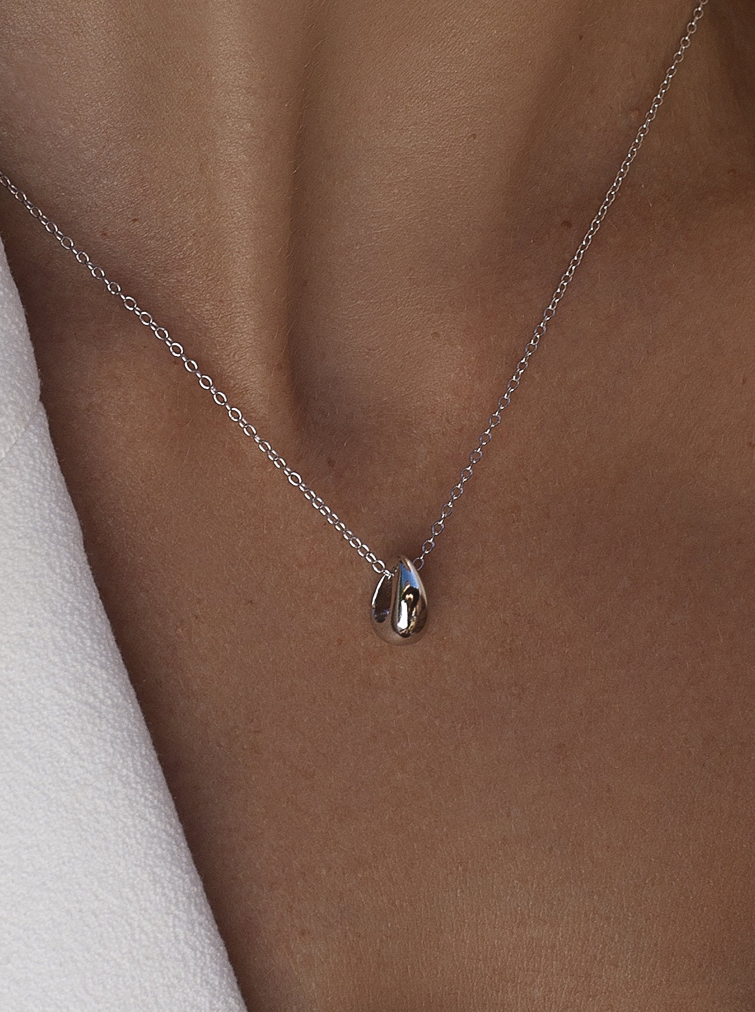 Colgantes pequeños de plata lisa con diseño de lágrima