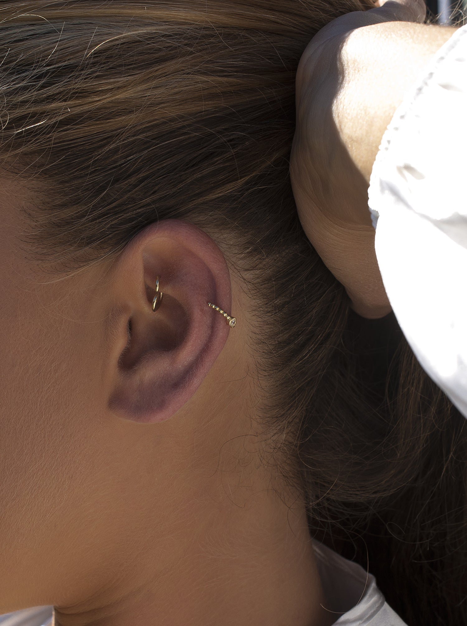 Ear cuff de plata bañada en oro diseño bolas con circonita