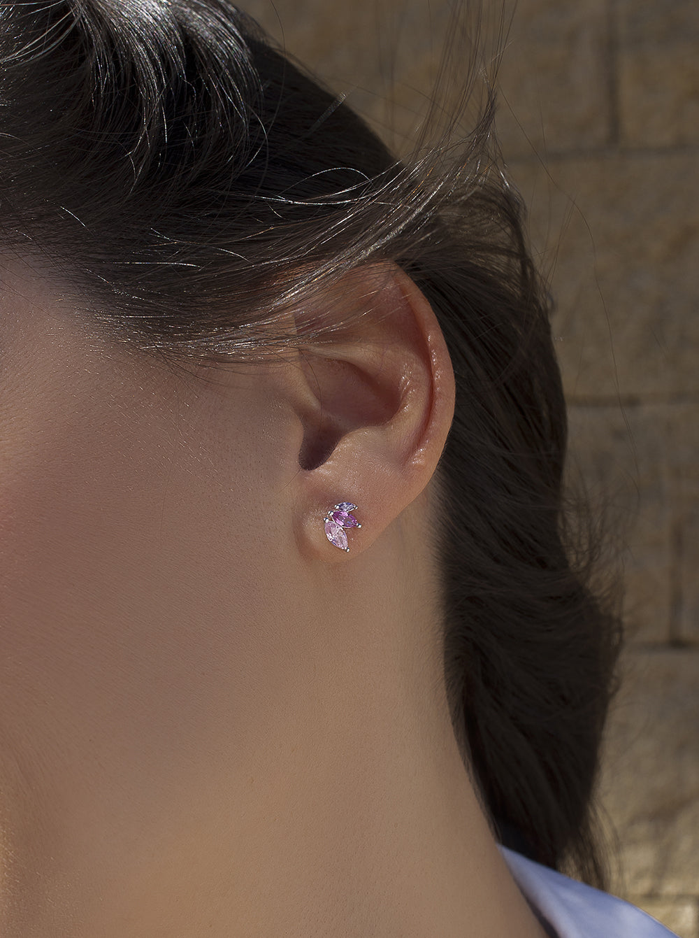 Pendientes pequeños con gemas en tonos rosados