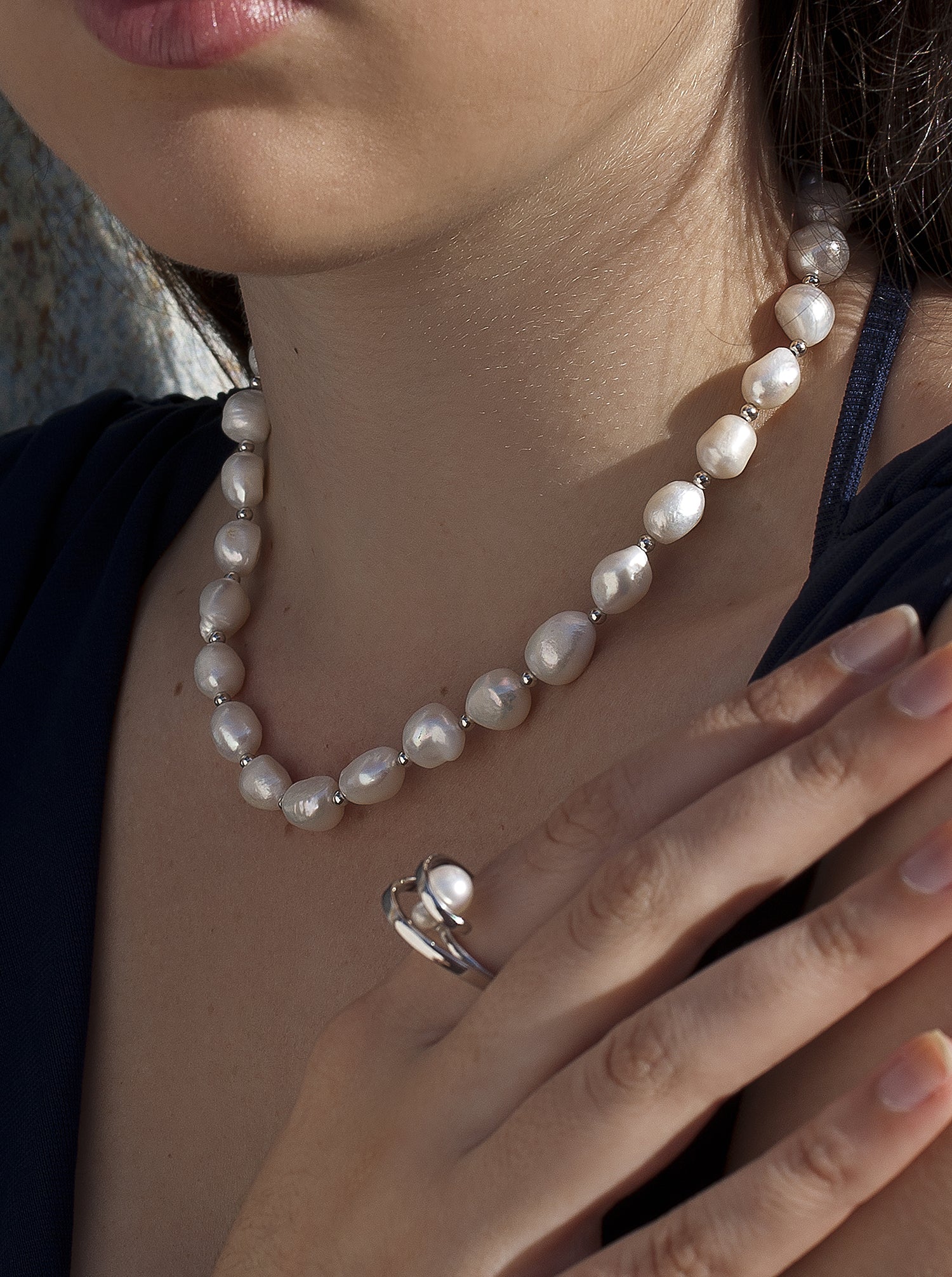 Short silver necklaces with baroque pearl design