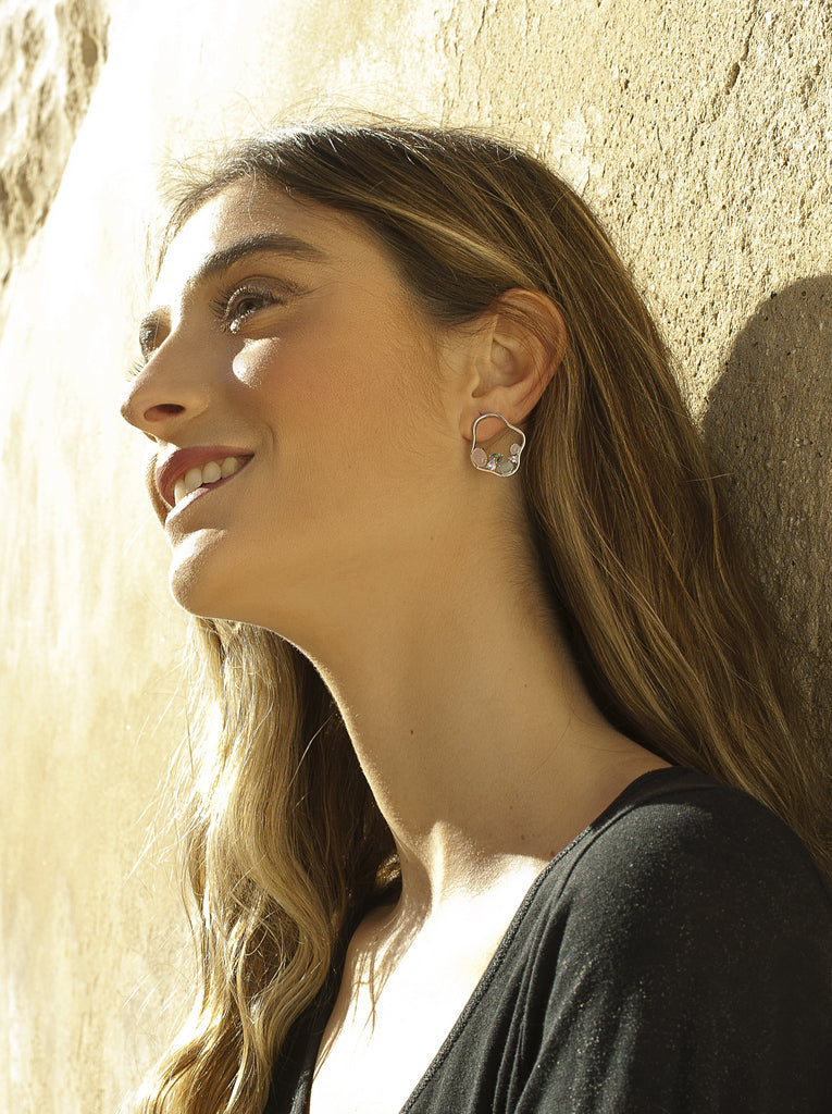 Pendientes originales estilo aro irregular con gemas