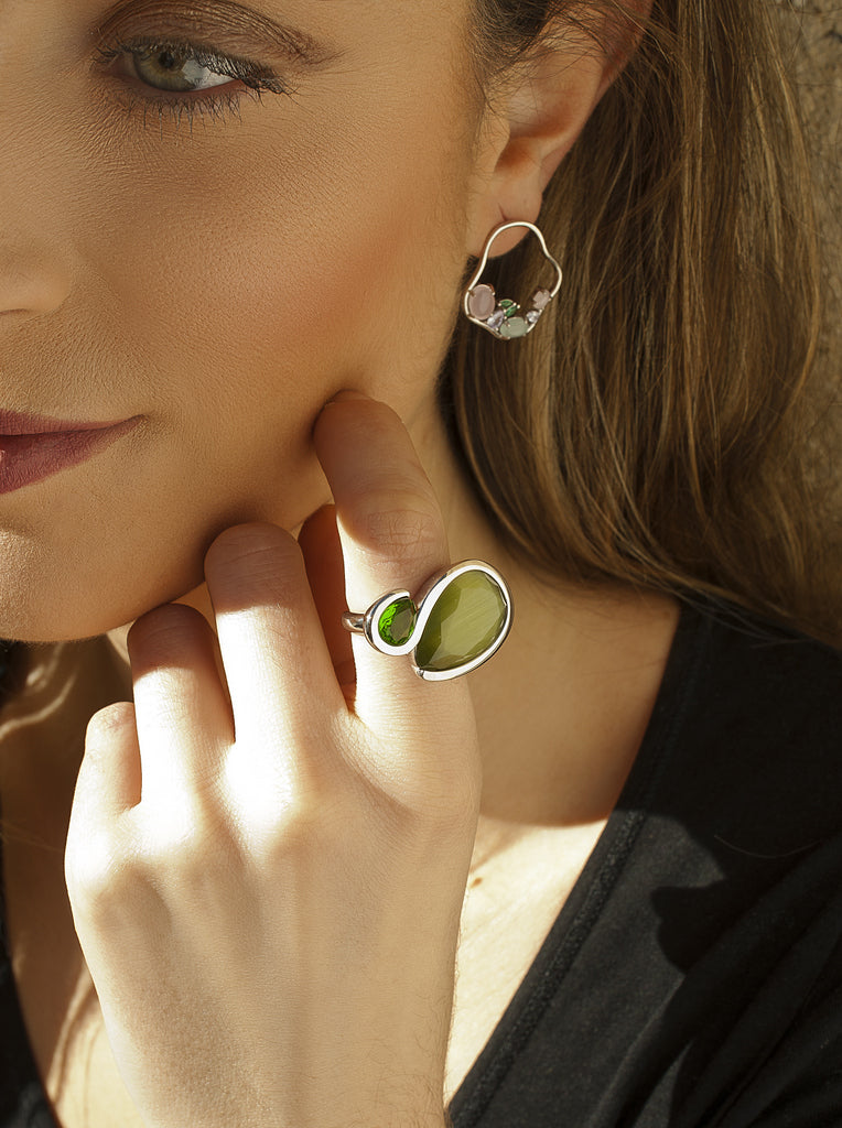 Pendientes originales estilo aro irregular con gemas