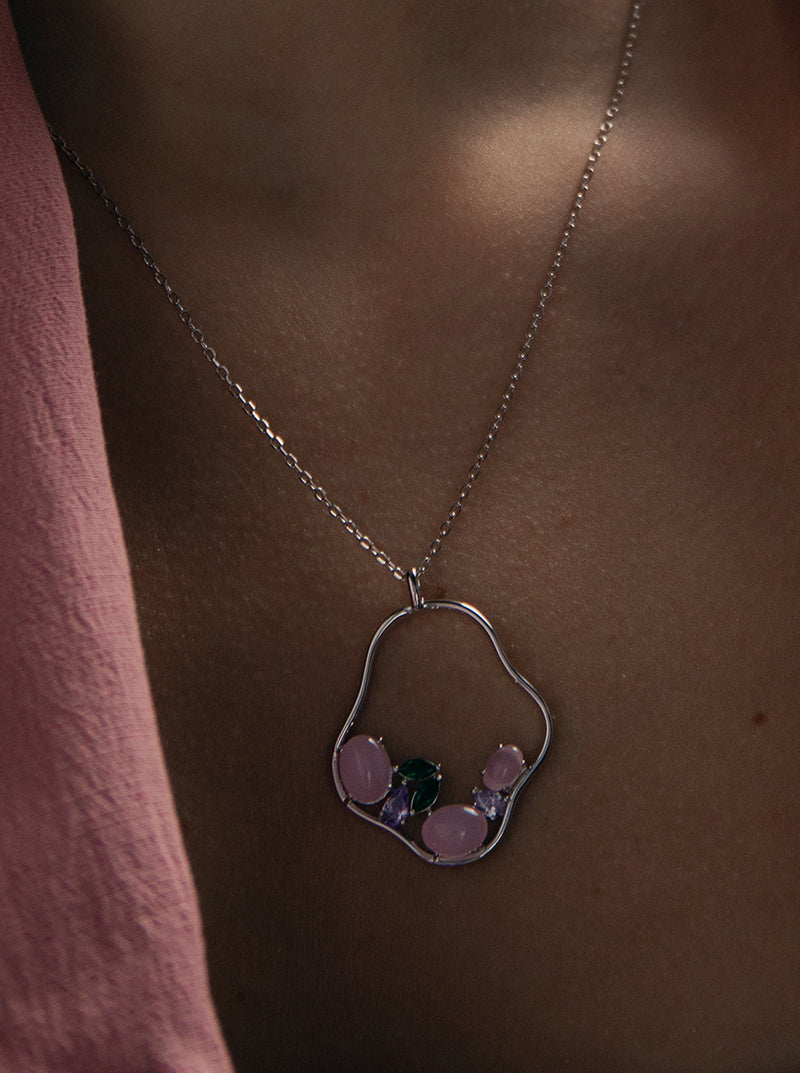 Colliers originaux en argent aux motifs irréguliers et ornés de pierres précieuses
