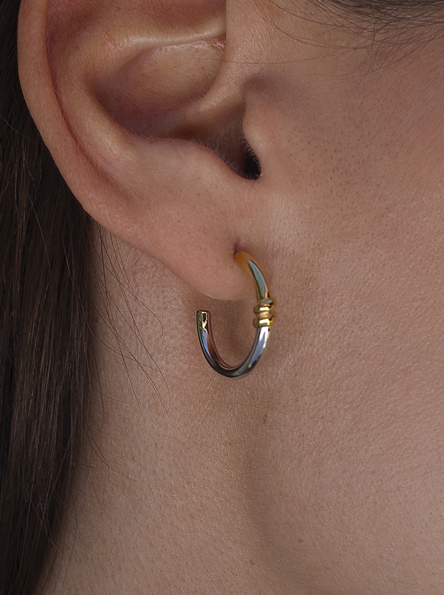 Pendientes bicolor de plata estilo aro con nudo central