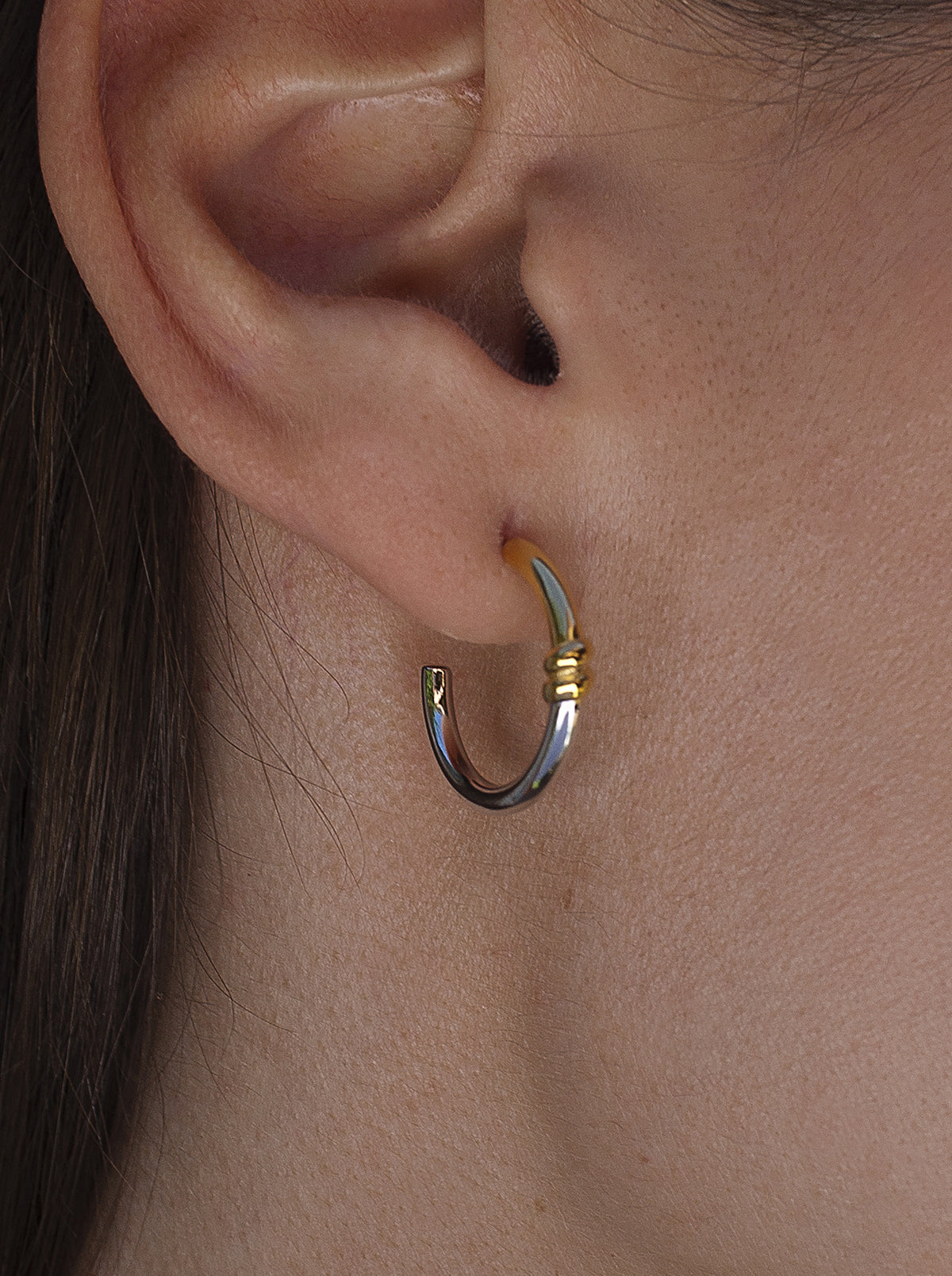 Pendientes bicolor de plata estilo aro con nudo central