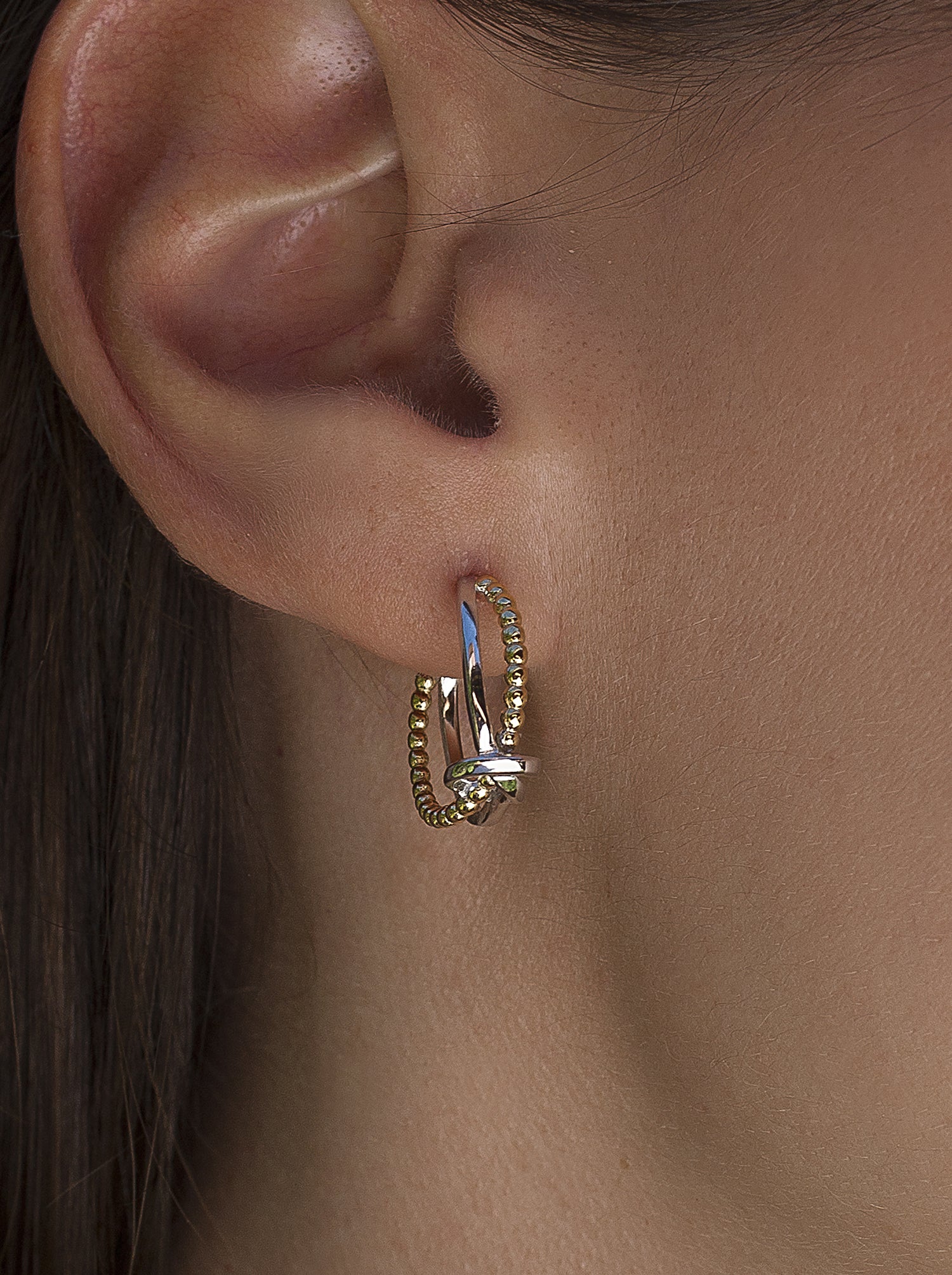 Pendientes bicolor de plata estilo aro diseño doble raíl con nudo