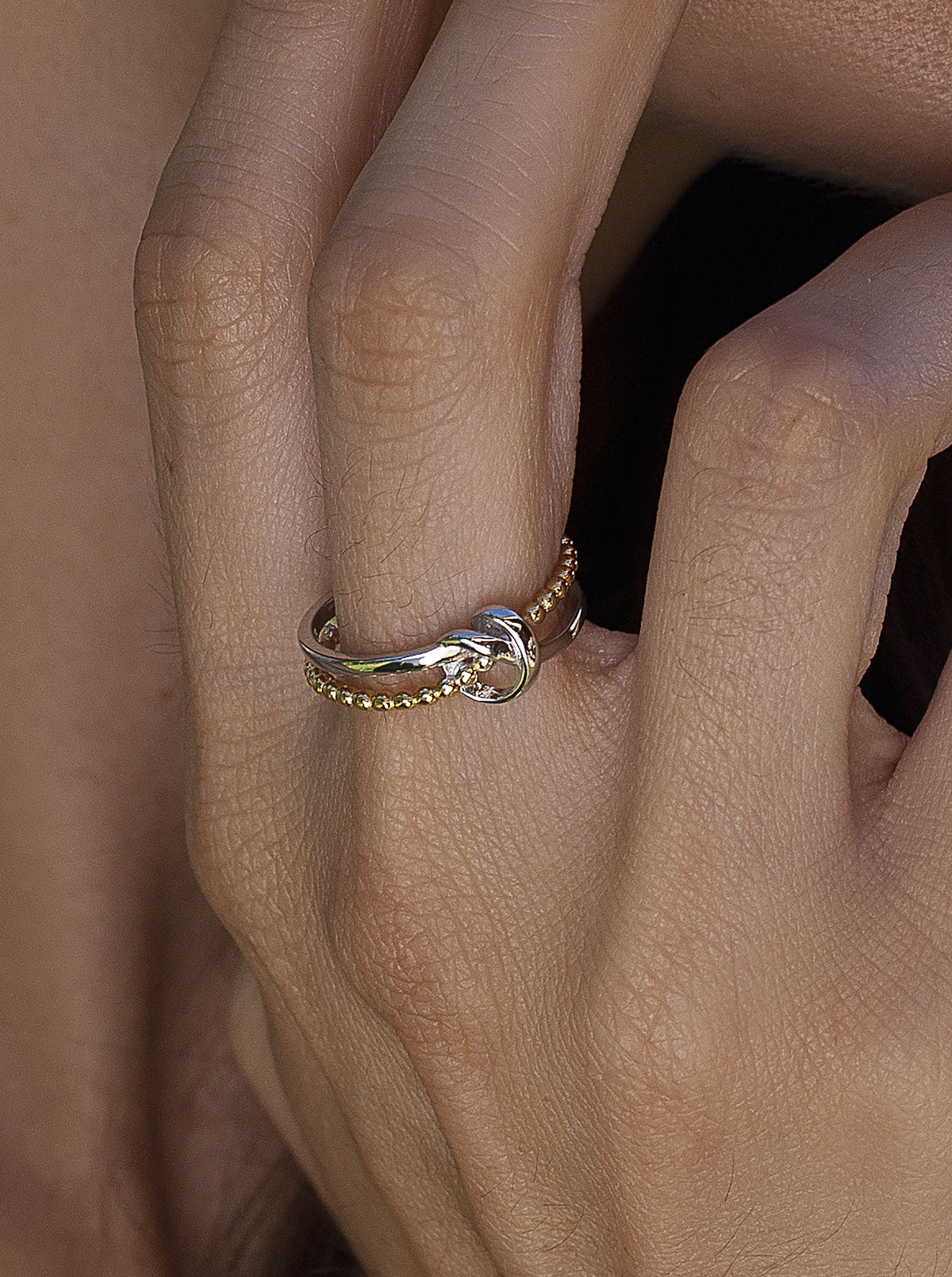 Anillos bicolor de plata diseño doble raíl con nudo