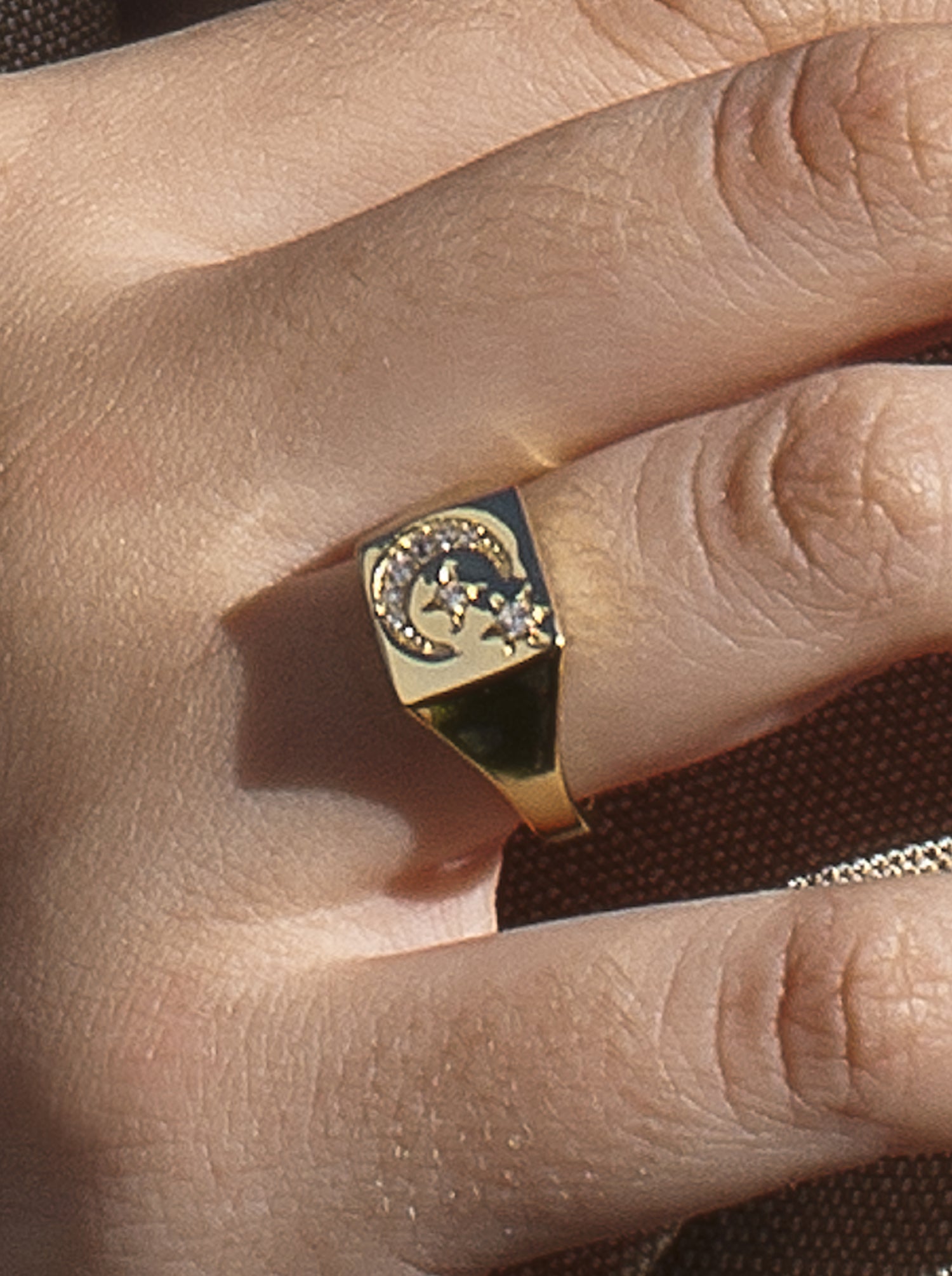 Anillo sello de plata con motivo de luna y estrellas