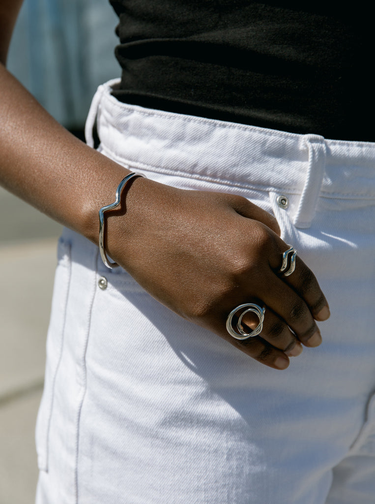 Anillos de diseño de plata con dos raíles irregulares