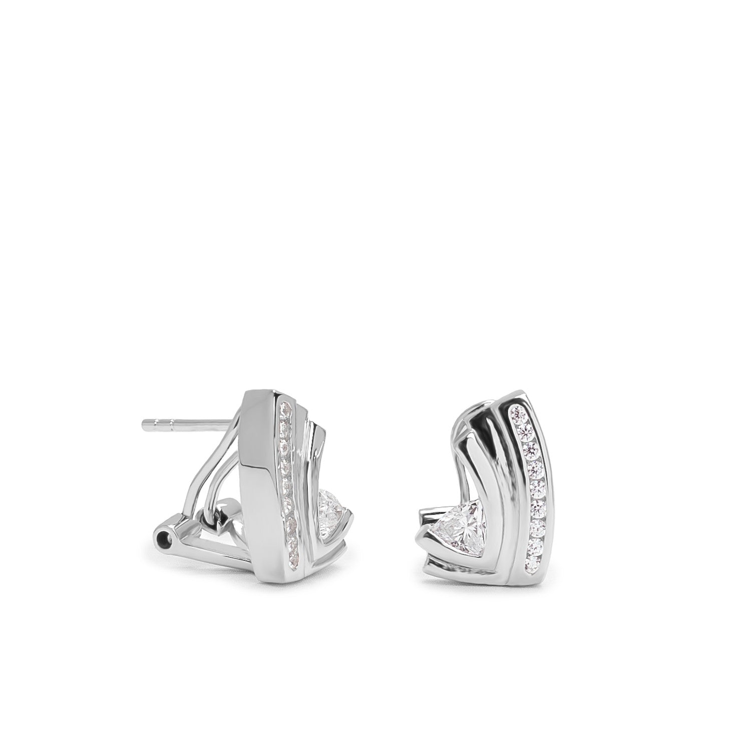 Boucles d'oreilles fermeture oméga de argent avec détail zircons