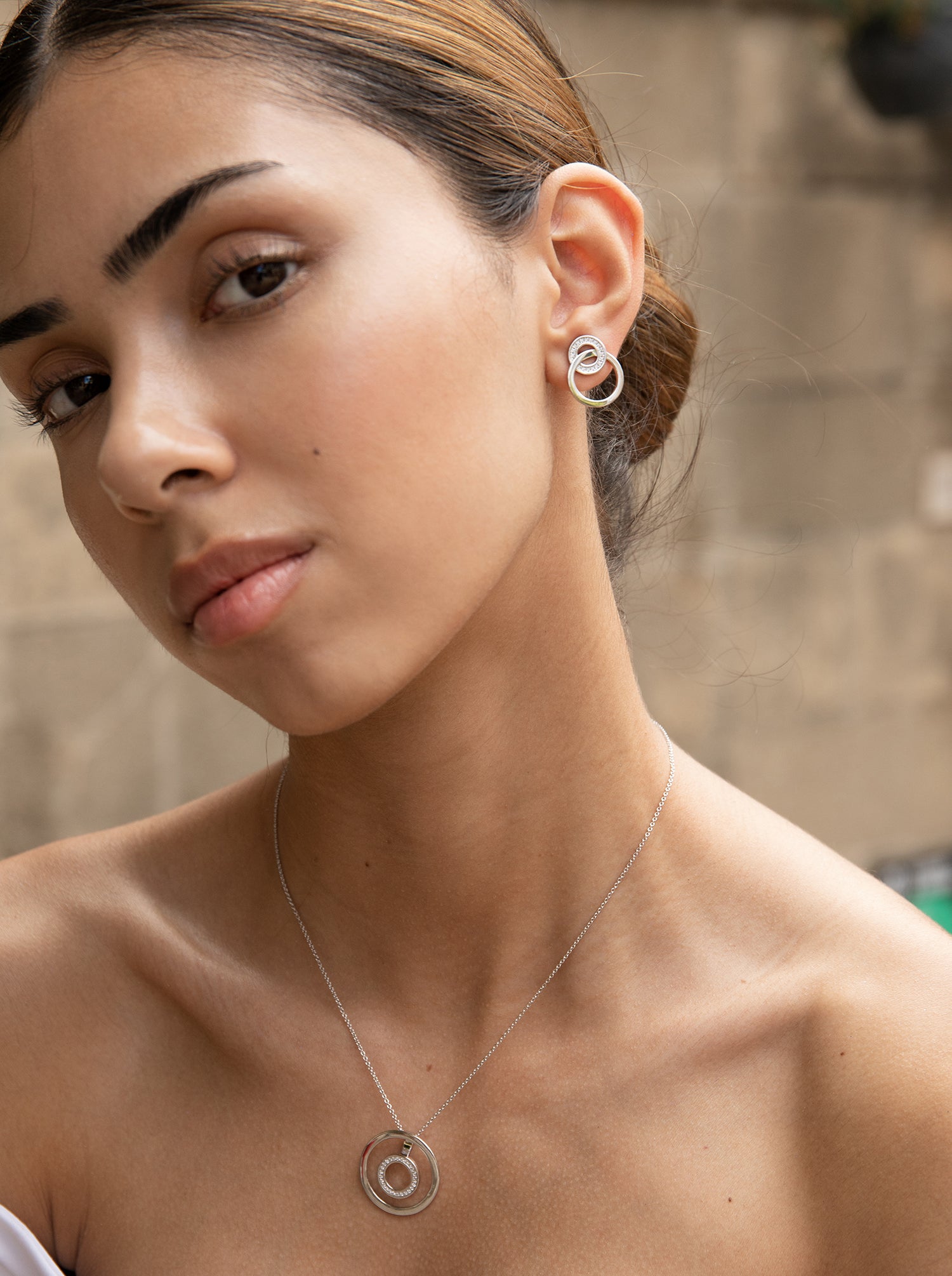 Pendientes aro diseño doble aro entrelazado con circonitas