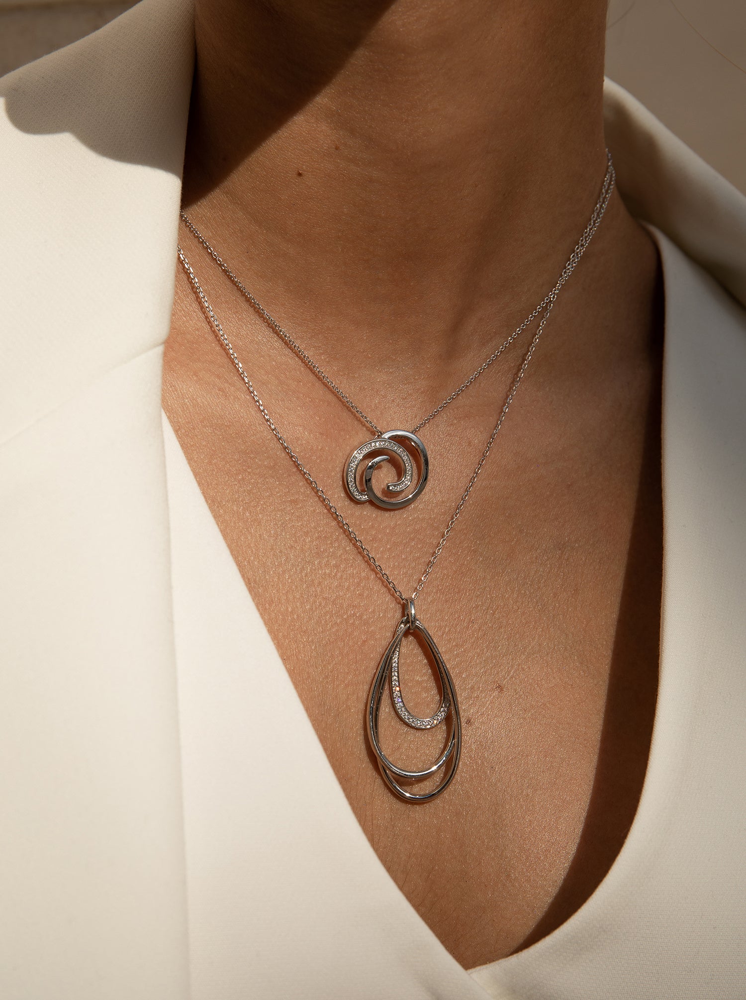 Colgante brillante diseño caracol con circonitas