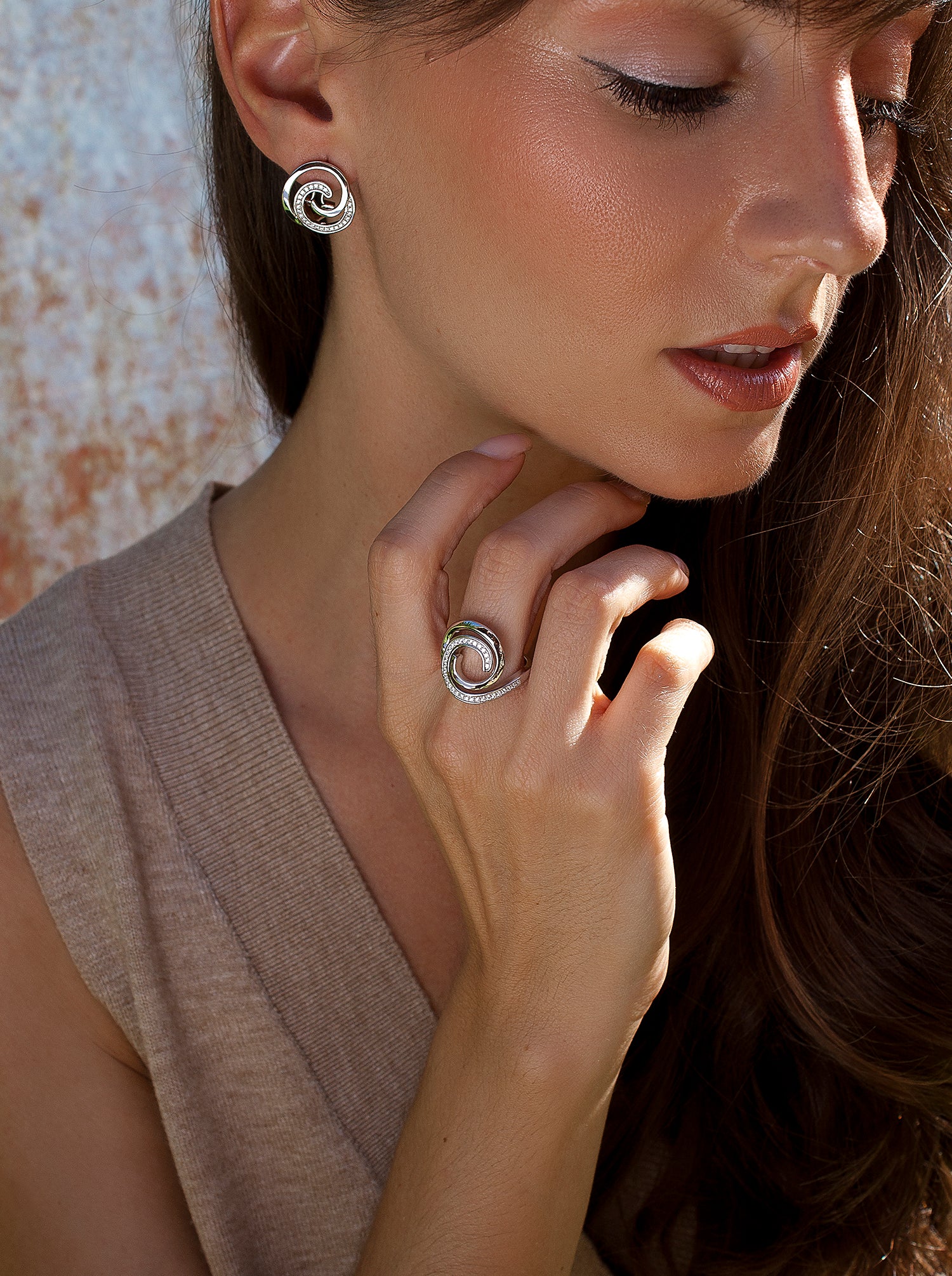 Anillos con circonitas de plata con diseño estilo caracol