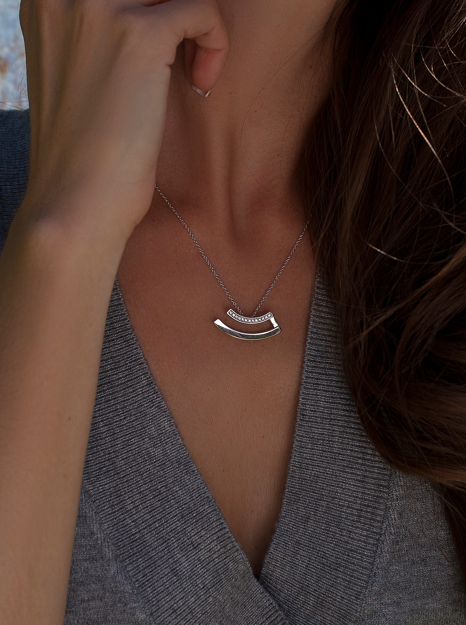 Colgante brillante de plata diseño curvilíneo