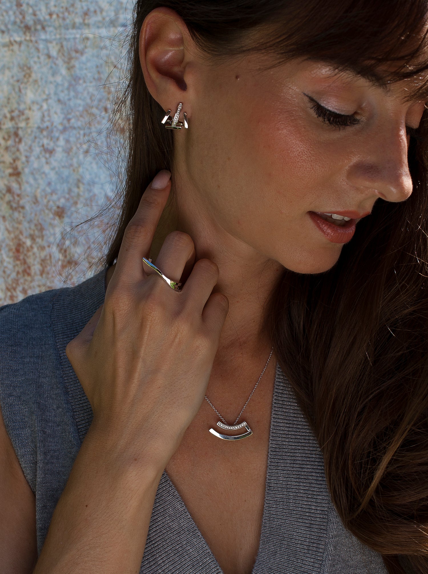 Colgante brillante de plata diseño curvilíneo