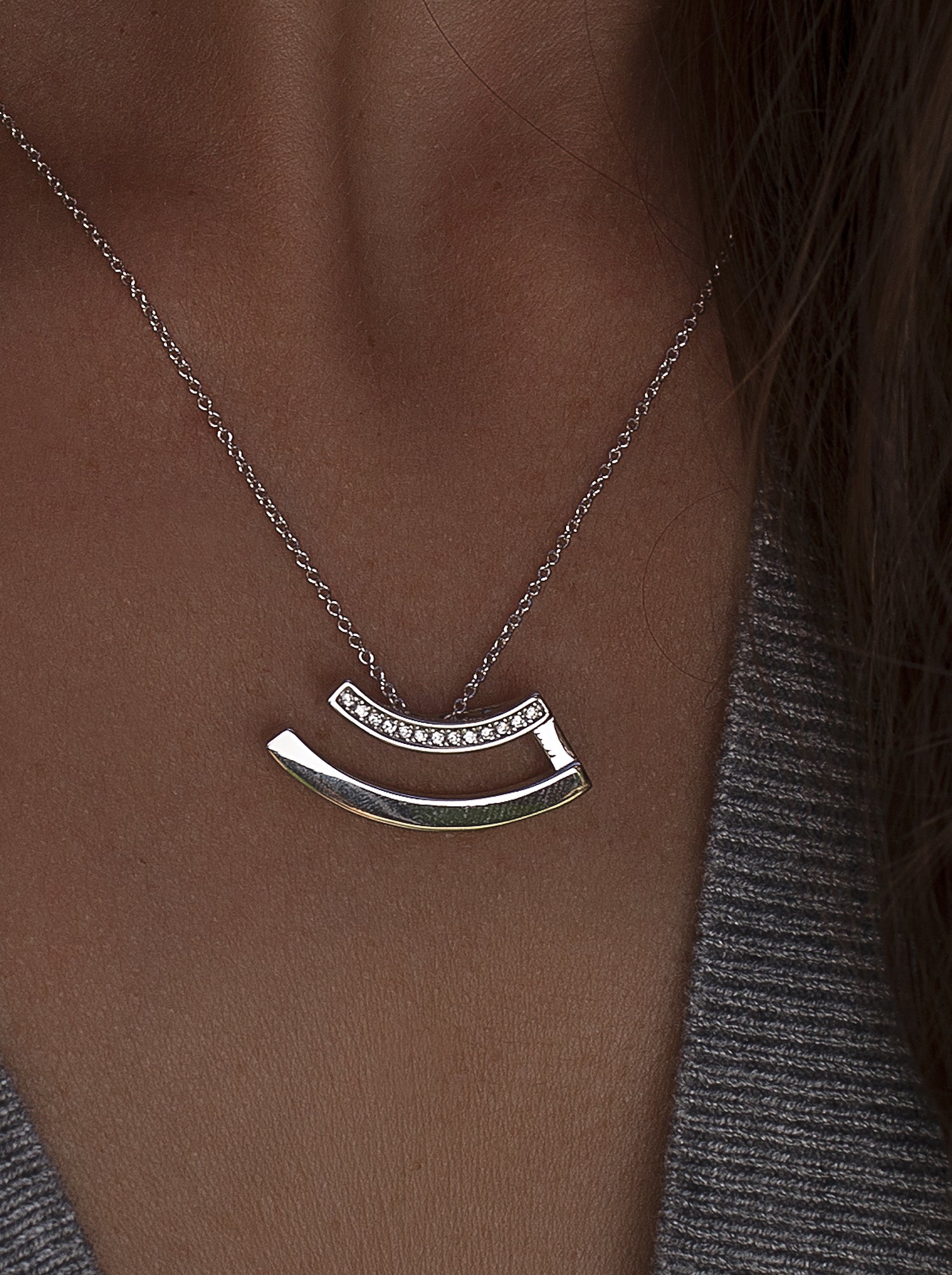 Colgante brillante de plata diseño curvilíneo