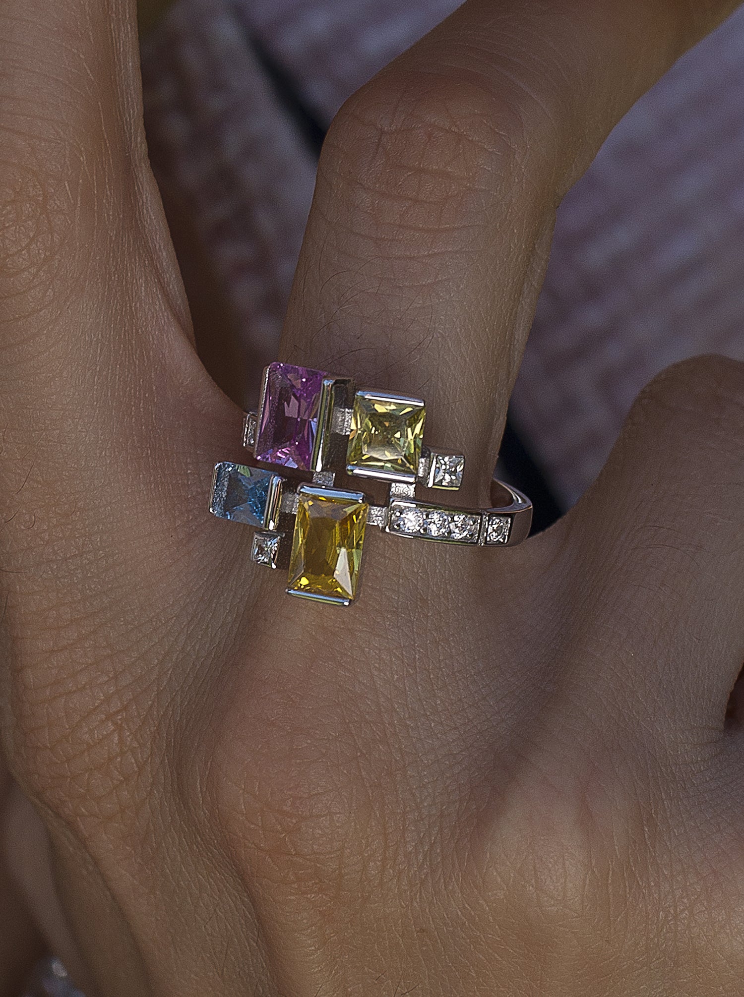 Bagues ornées de pierres multicolores taille émeraude