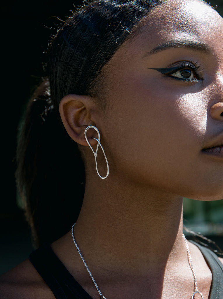 Pendientes originales de plata estilo curvilíneo