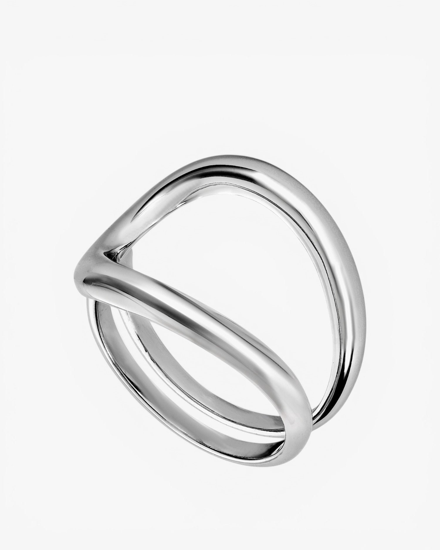 Anillos grandes de plata lisa diseño curvilíneo