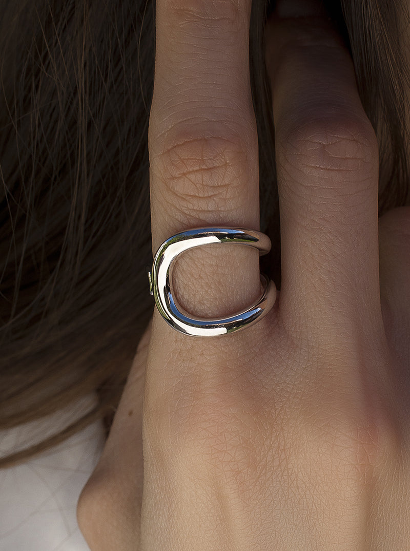 Anillos grandes de plata lisa diseño curvilíneo