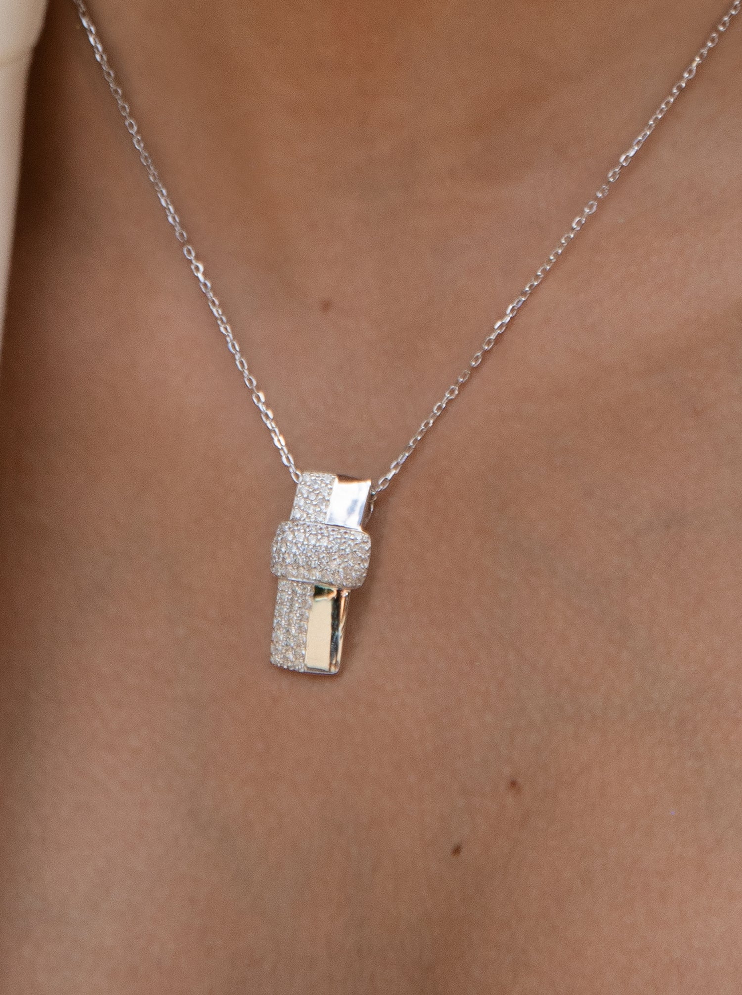 pendentif argent brillante avec bande croisée au centre