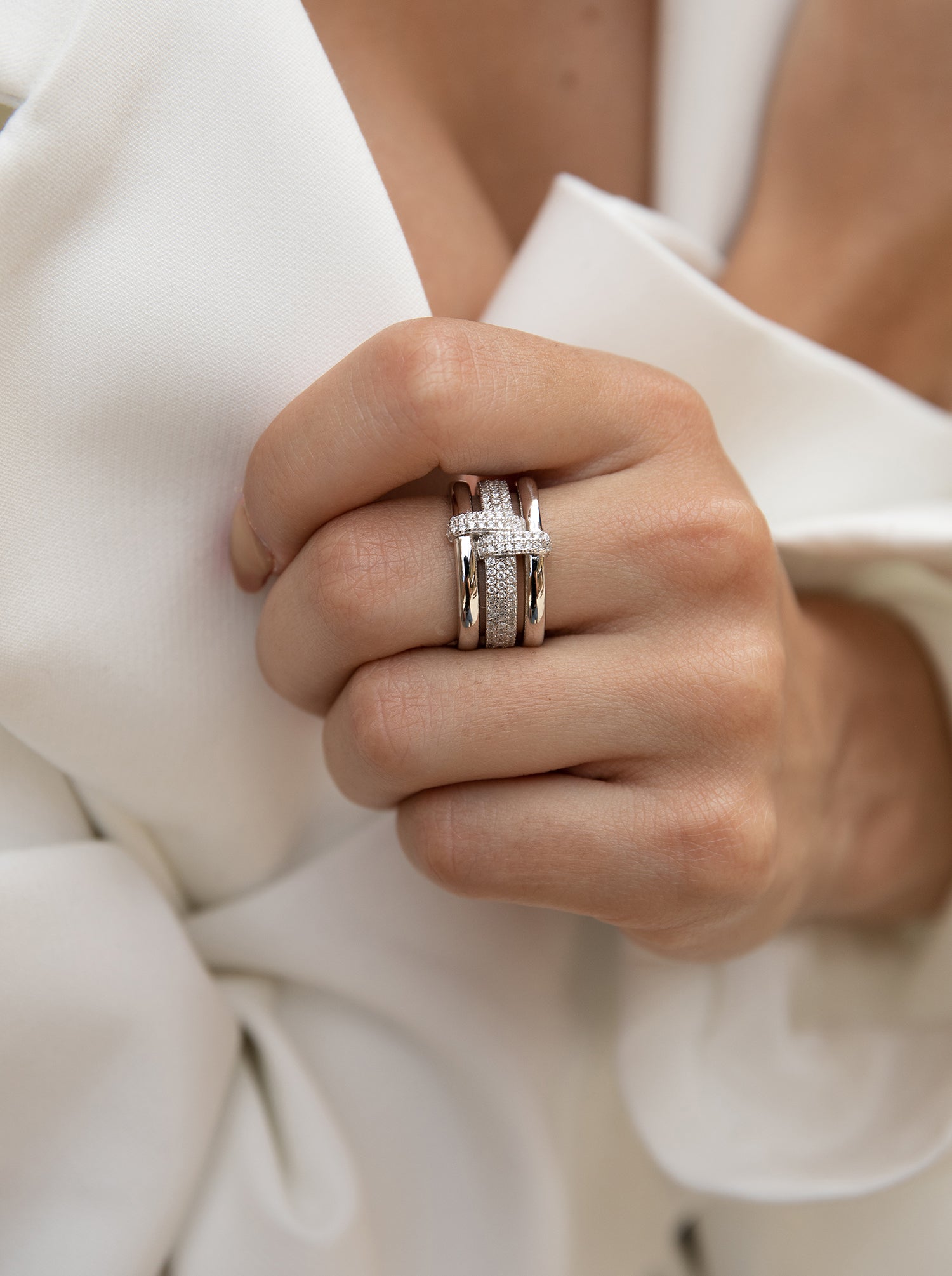 Anillos circonitas de plata con diseño de hebilla