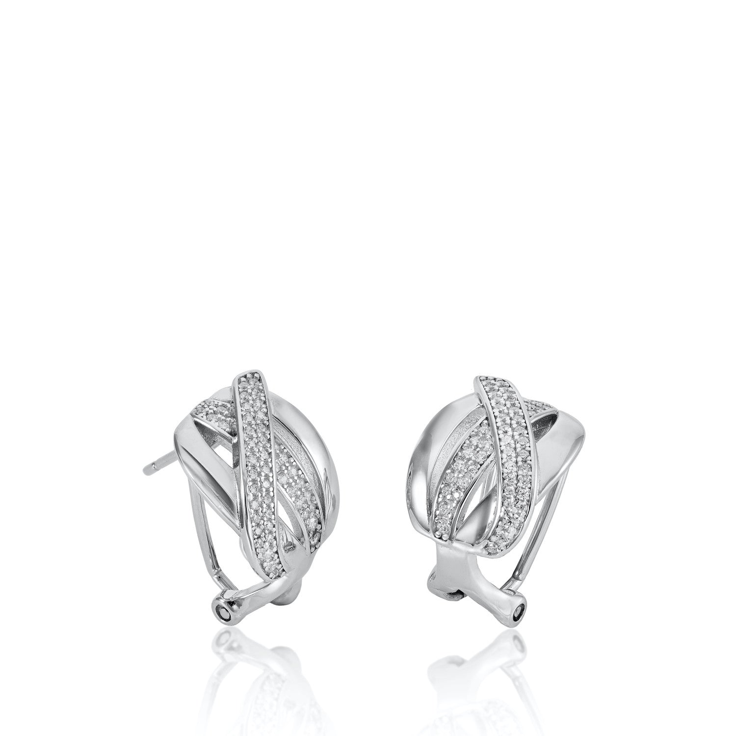 Boucles d'oreilles fermeture omega de argent design croisé avec zircons