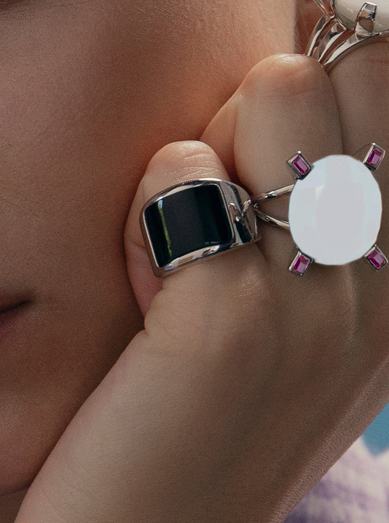 Anillos con piedras de diseño elegante en tono negro