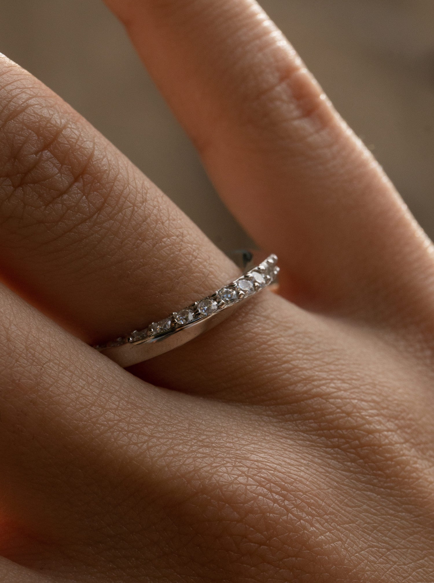 Rings fins de design enveloppant avec zircons