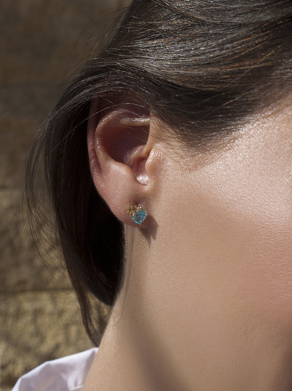 Pendientes pequeños con gemas tono aguamarina y naranja