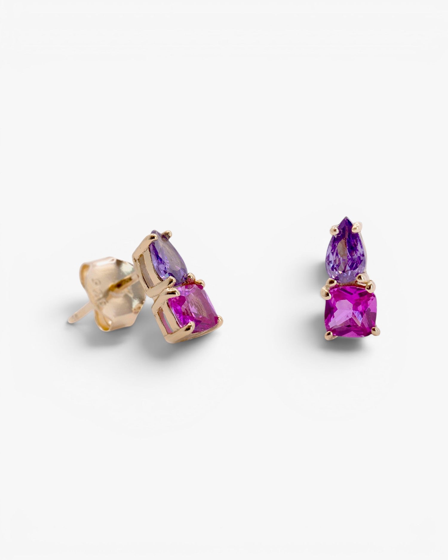 Pendientes pequeños con gemas tono fucsia y amatista