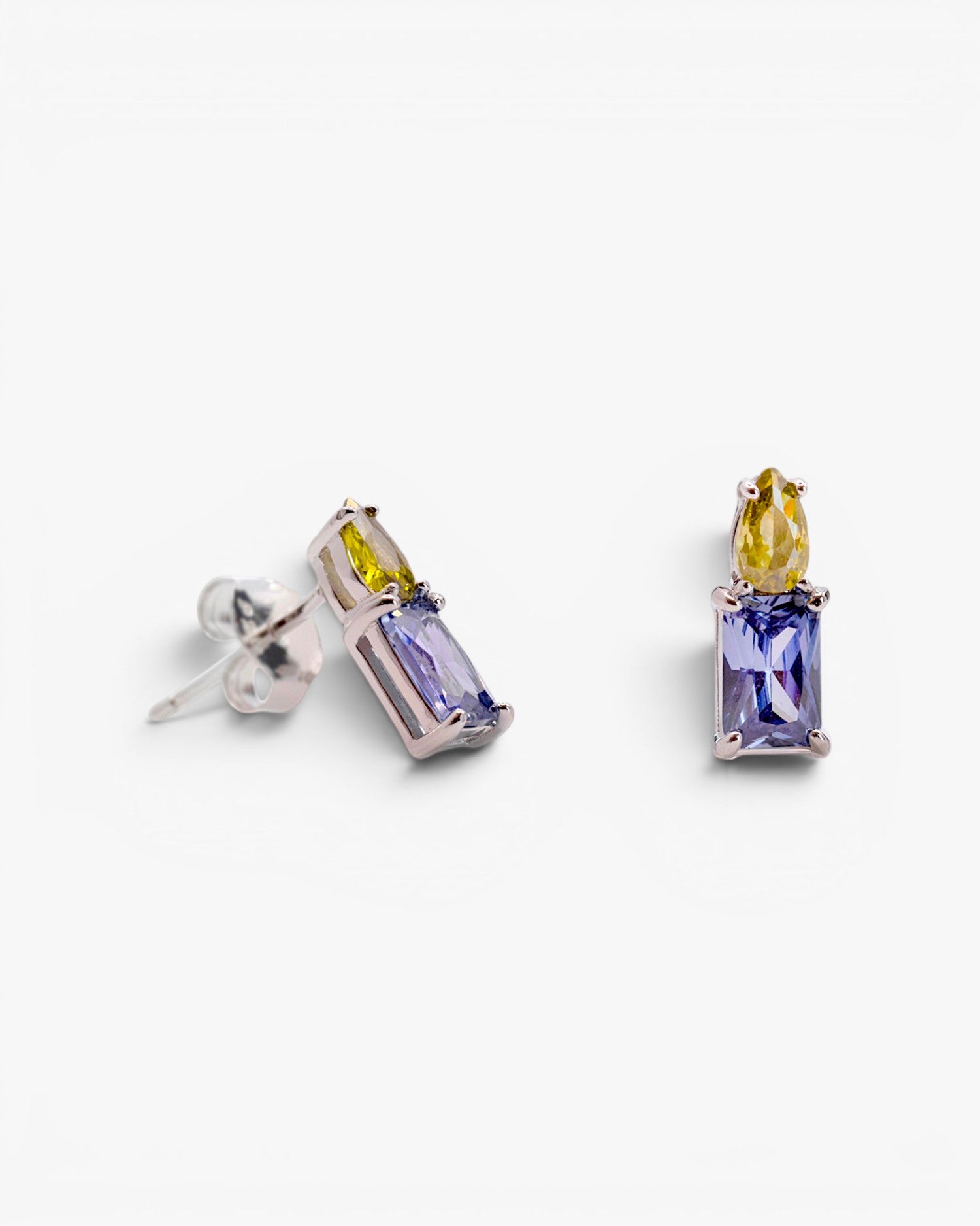 Pendientes pequeños de plata con gemas tono lavanda y amarillo