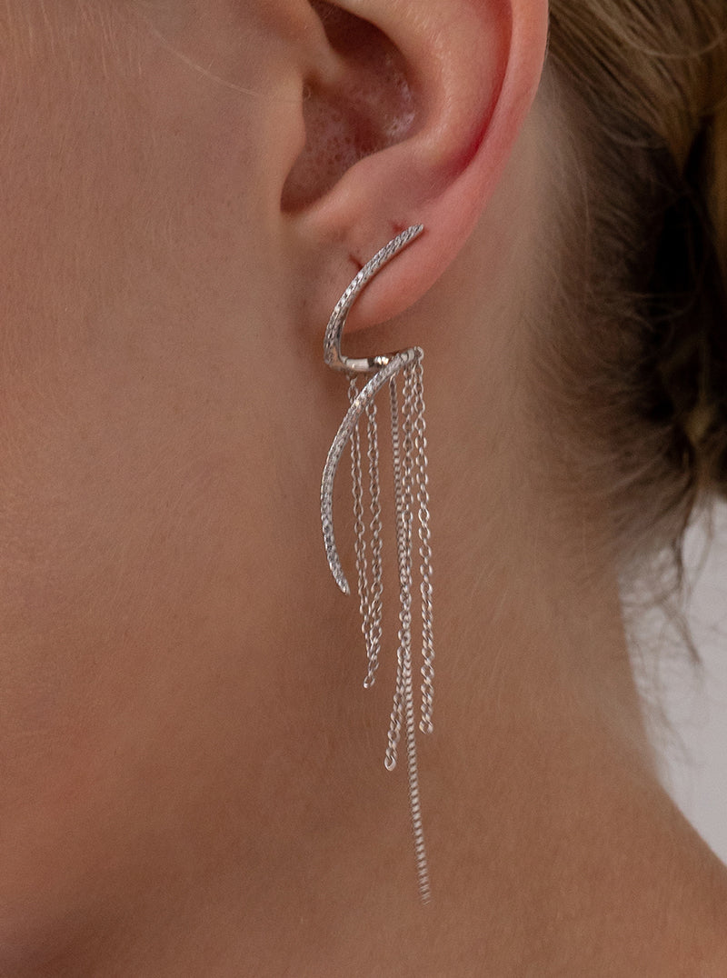 Longues boucles d'oreilles argent design s'enroulent avec de rideau de chaînes