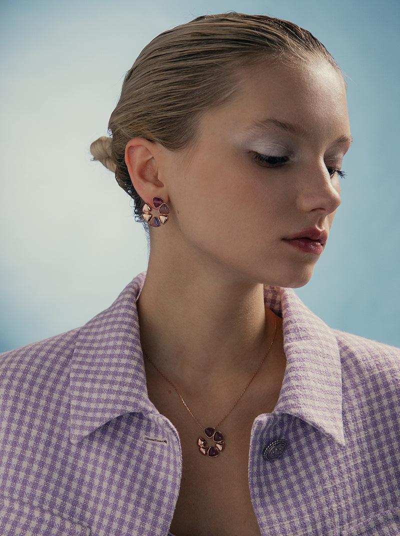 Collier à motif floral alliant argent plaqué rose et détails violets