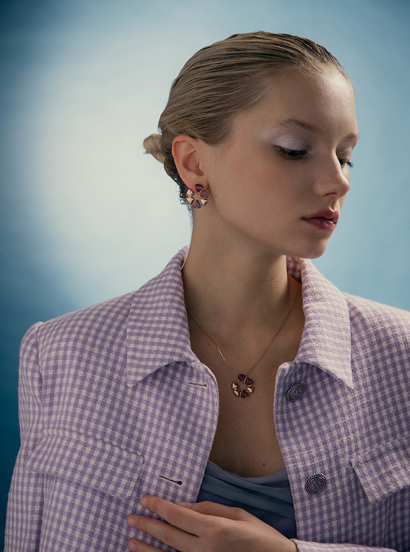 Collier à motif floral alliant argent plaqué rose et détails violets
