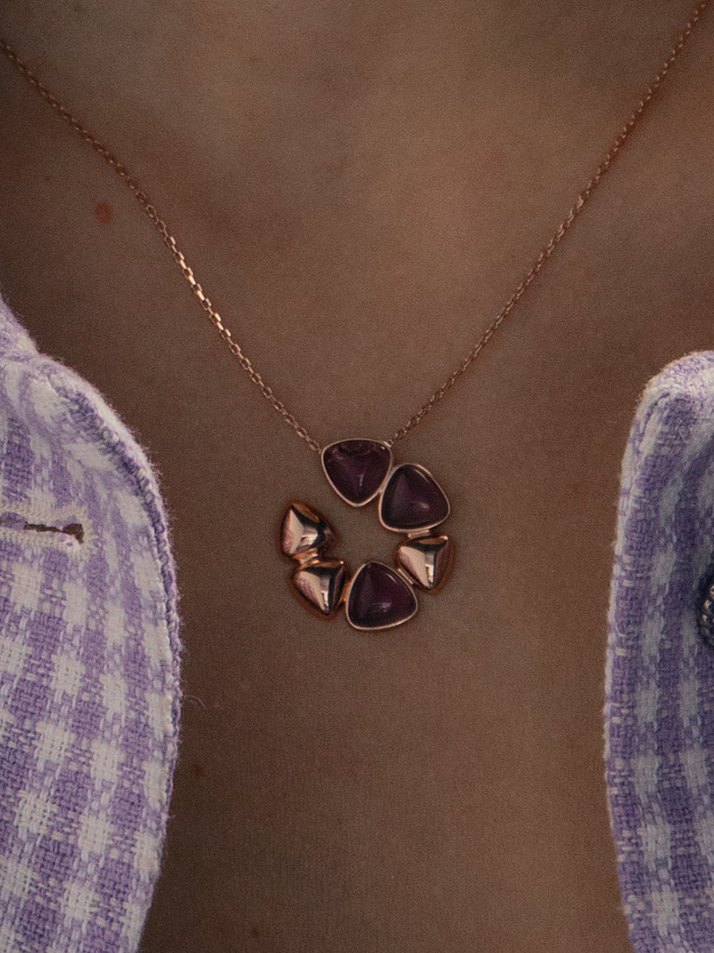 Collar diseño floral combinada en plata bañada en rosa y detalles morados