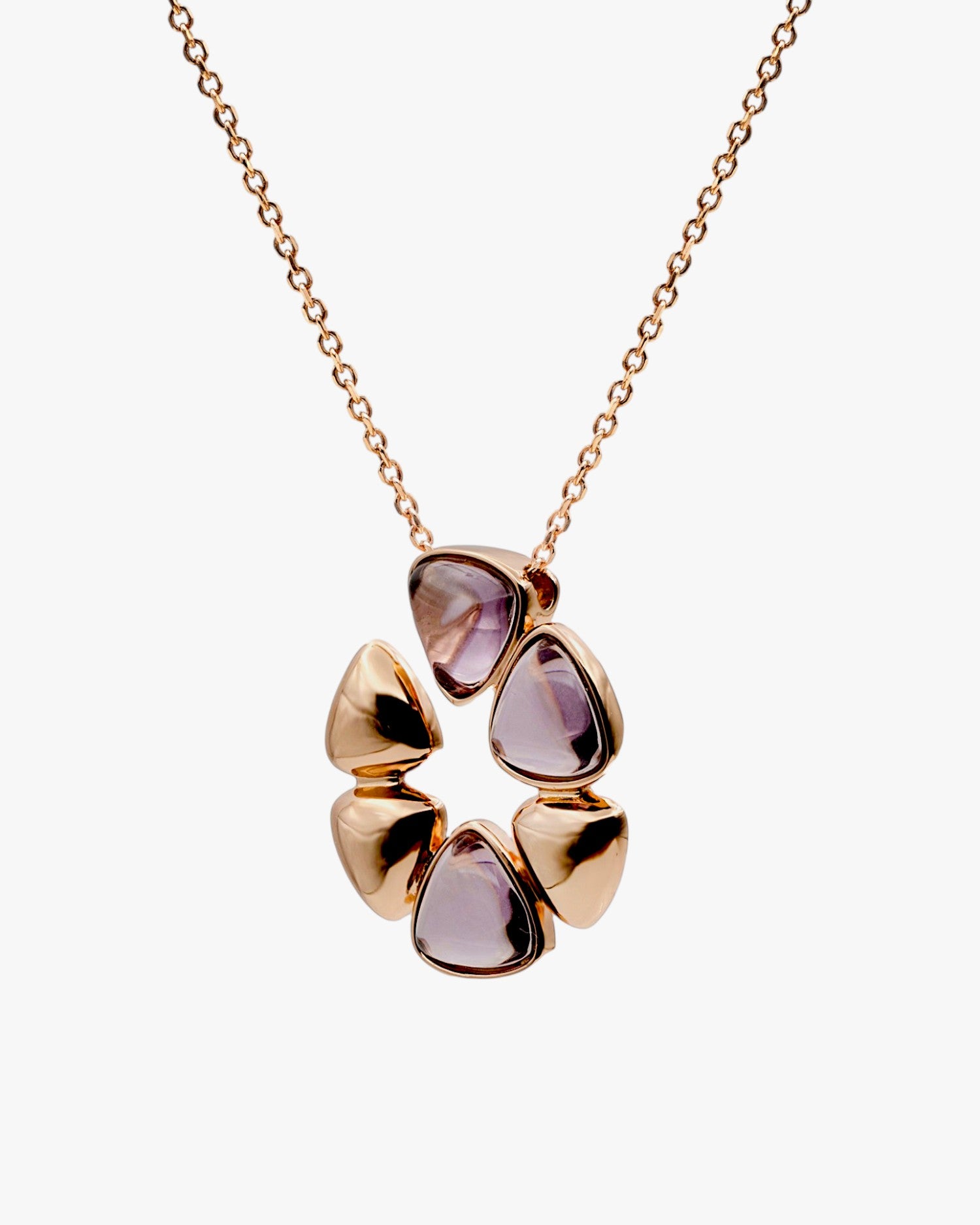 Collier à motif floral alliant argent plaqué rose et détails violets