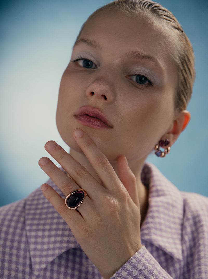 Anillo con piedra morada y plata bañada en rosa