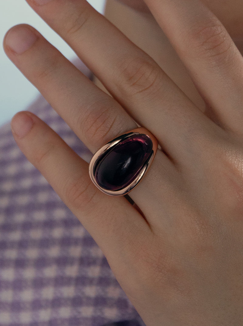 Anillo con piedra morada y plata bañada en rosa