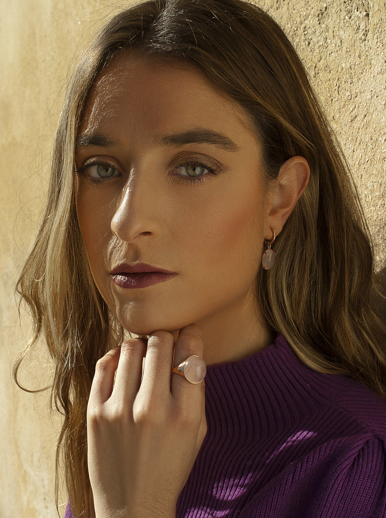 Anillo con piedra de quarzo rosa