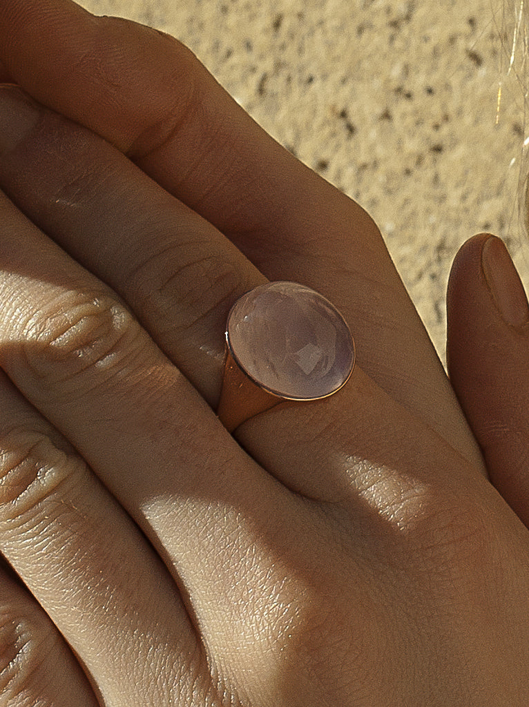 Anillo con piedra de quarzo rosa