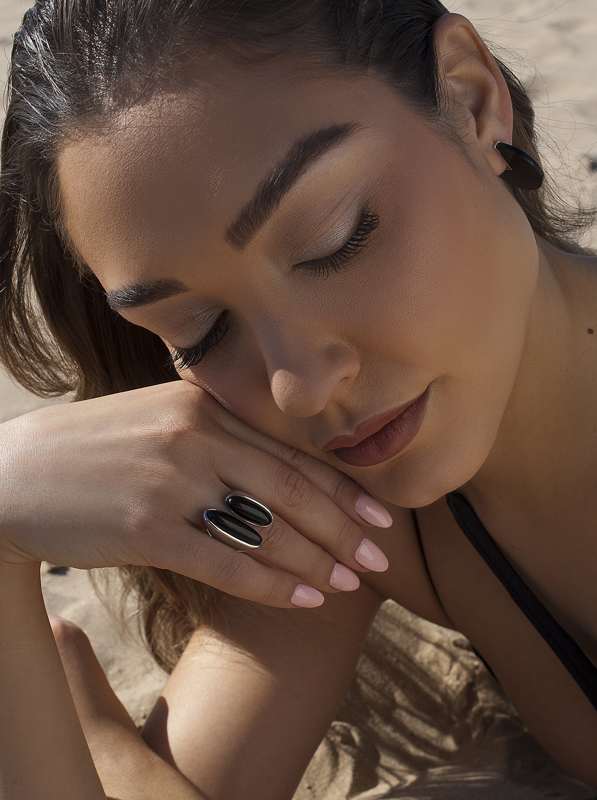 Anillo con piedra ónix diseño abierto de plata
