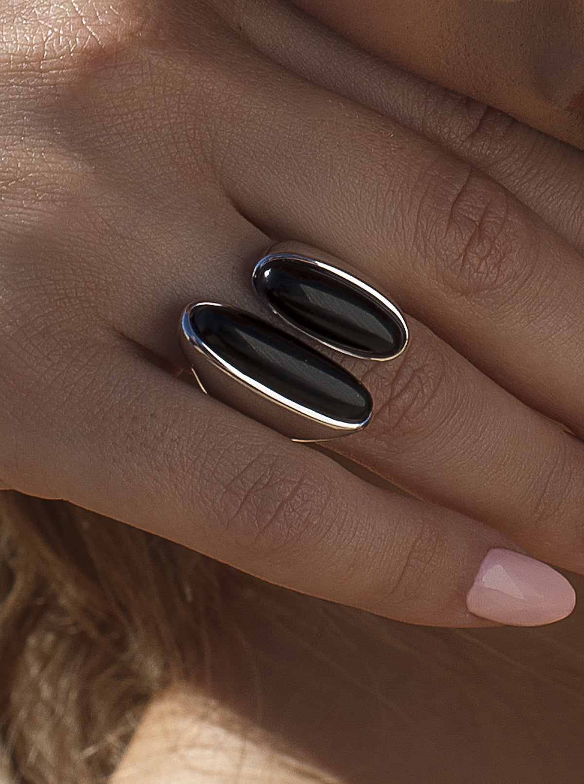 Anillo con piedra ónix diseño abierto de plata