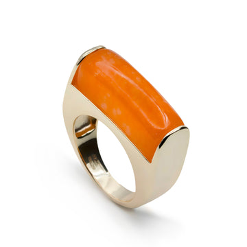 Anillo con piedra tono naranja en forma rectangular